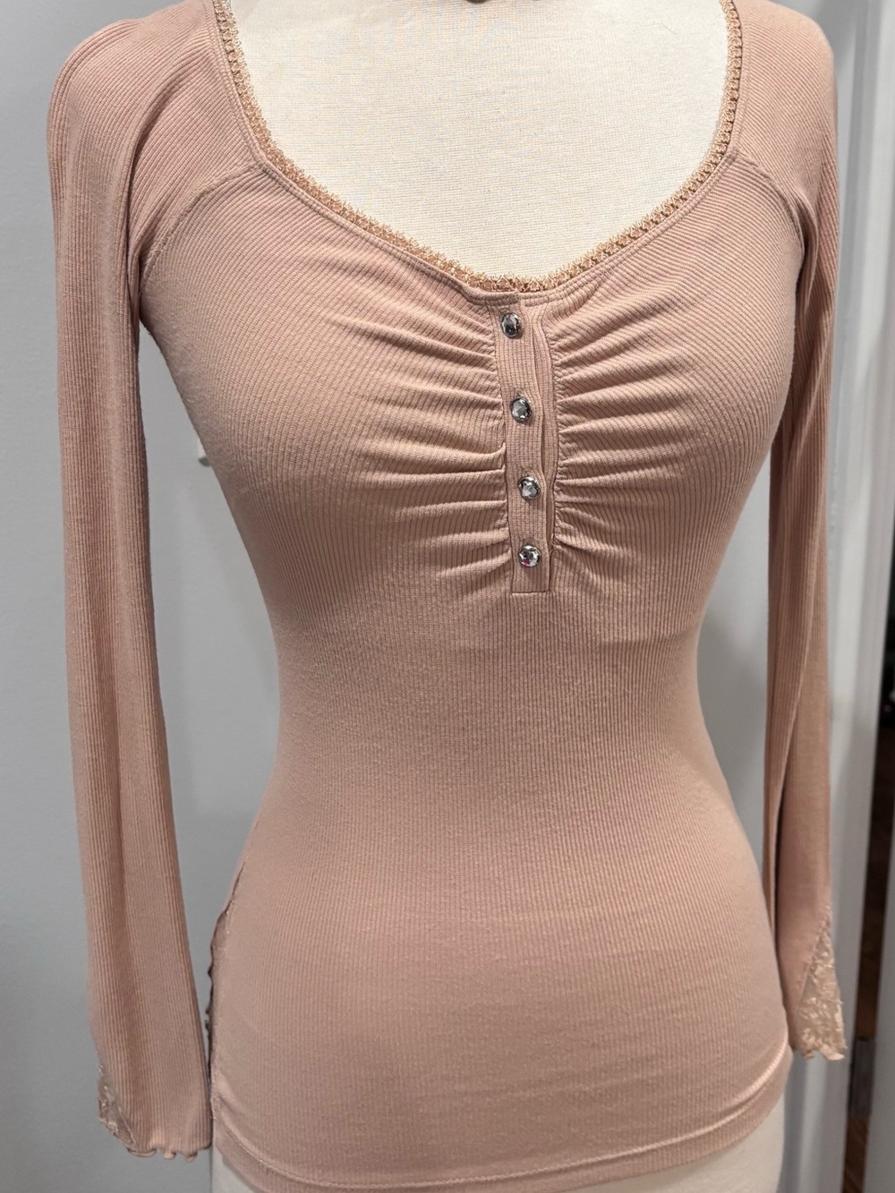Vintage Y2K Guess Jeans
Lace Trim Ribbed Ruched Long
Sleeve Henley Top
